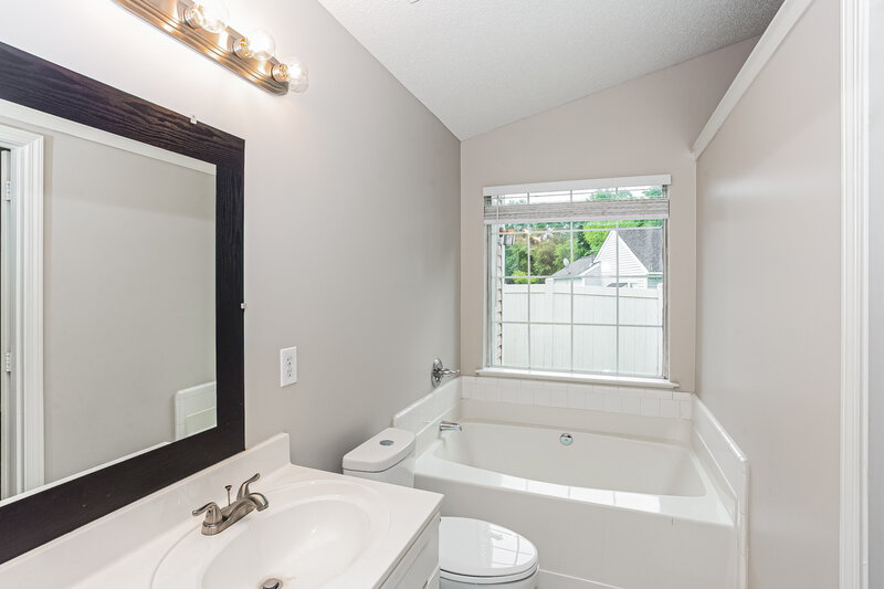 1,885/Mo, 9236 Kimmel Ln Charlotte, NC 28216 Main Bathroom View