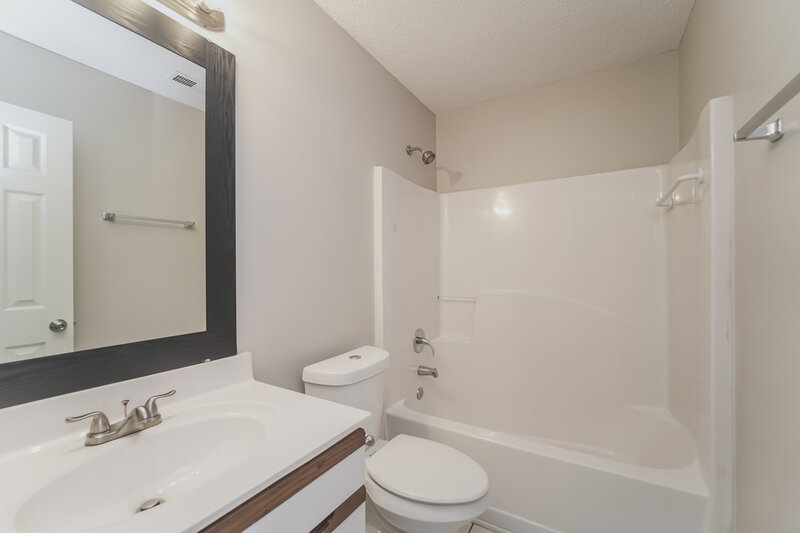 1,905/Mo, 9236 Kimmel Ln Charlotte, NC 28216 Bathroom View