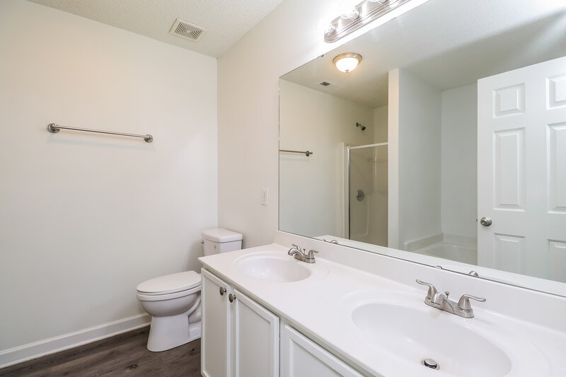 2,090/Mo, 2127 Pleasant Dale Dr Charlotte, NC 28214 Main Bathroom View