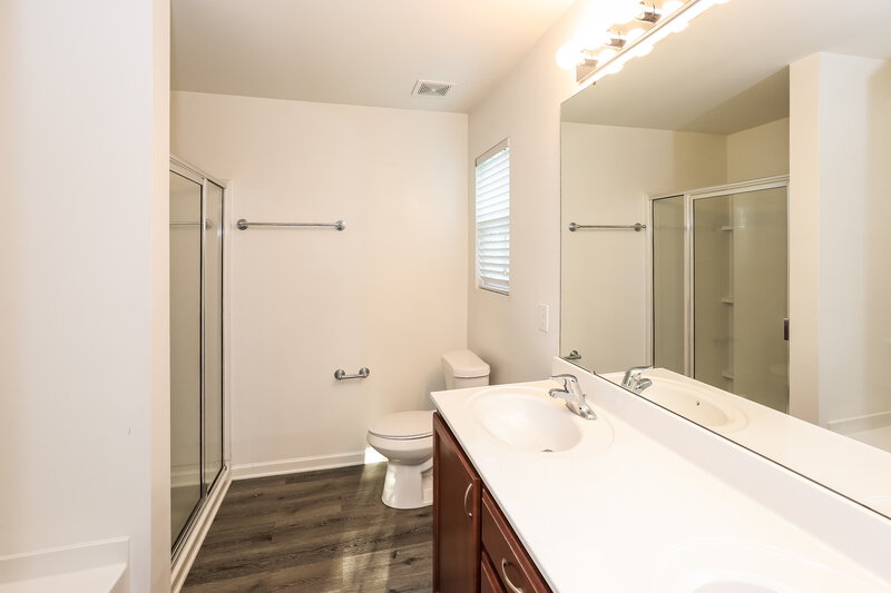 2,490/Mo, 10812 Maryanna Ct Charlotte, NC 28213 Main Bathroom View
