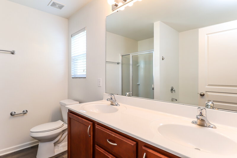 2,470/Mo, 10812 Maryanna Ct Charlotte, NC 28213 Main Bathroom View