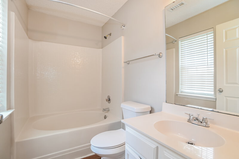 2,020/Mo, 9928 Peppermint Ln Charlotte, NC 28215 Main Bathroom View
