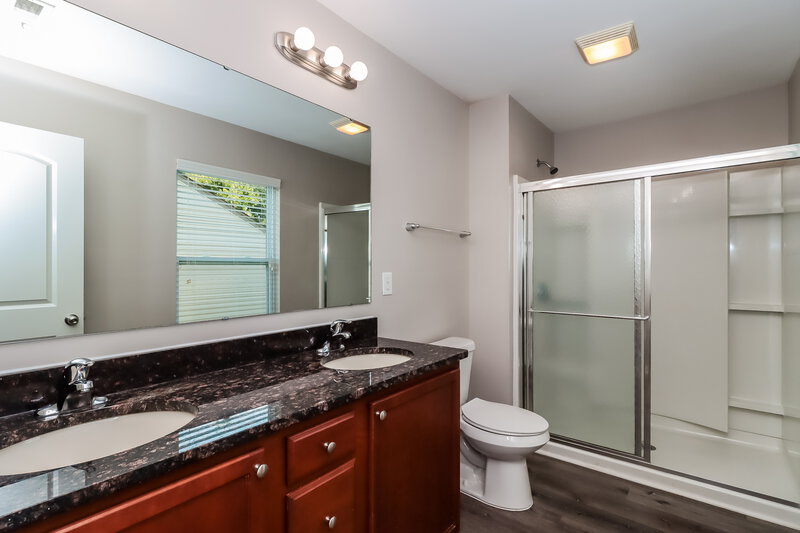 1,915/Mo, 2708 Bramble Ridge Ct Charlotte, NC 28215 Main Bathroom View