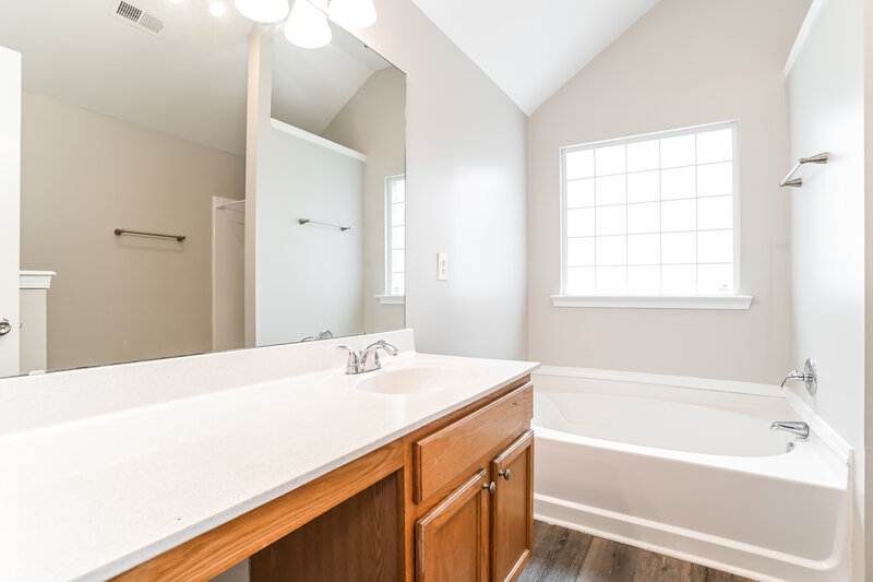 1,935/Mo, 5231 Grass Ridge Dr Charlotte, NC 28216 Main Bathroom View