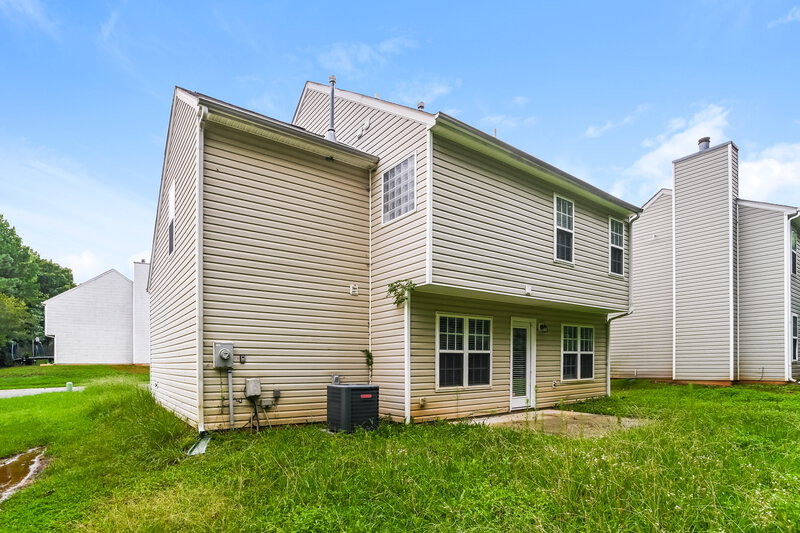 1,935/Mo, 5231 Grass Ridge Dr Charlotte, NC 28216 Rear View