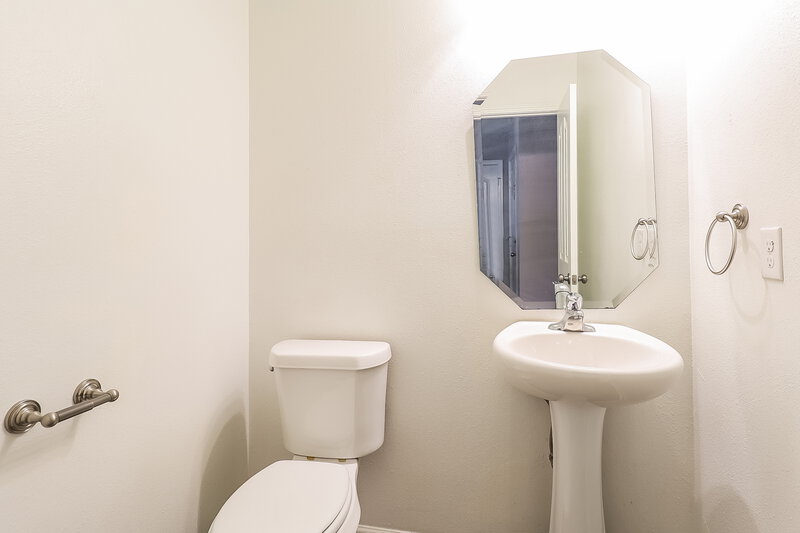 1,905/Mo, 4933 Broad Leaf Ct Dallas, NC 28034 Bathroom View 2