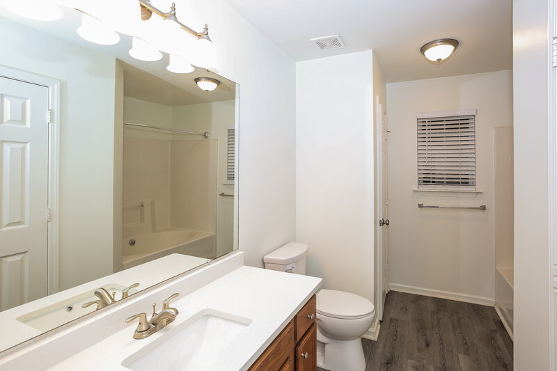 1,825/Mo, 2627 Marmac Rd Charlotte, NC 28208 Main Bathroom View