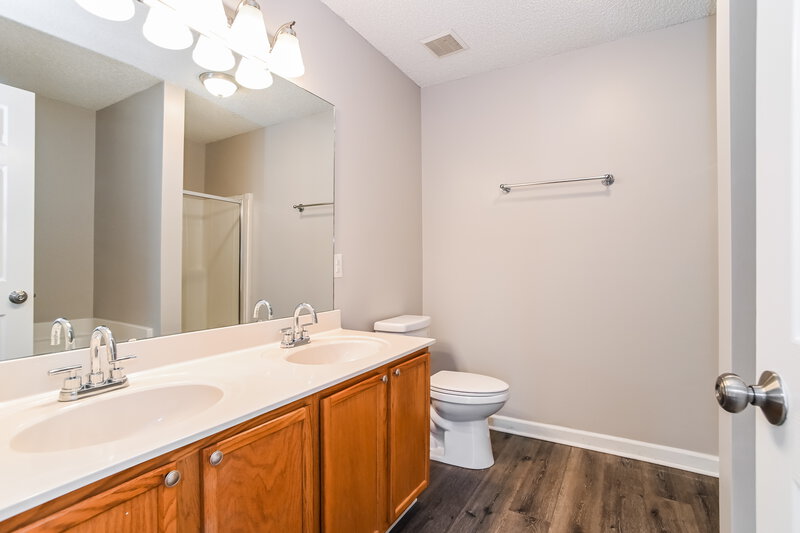 2,765/Mo, 8504 Stoneman Pl Charlotte, NC 28217 Main Bathroom View