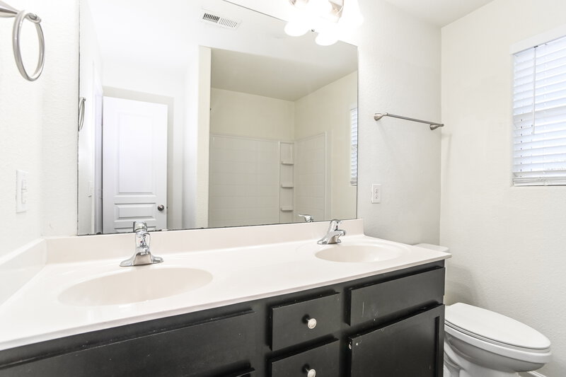 1,885/Mo, 4730 Opus Ln Charlotte, NC 28214 Main Bathroom View