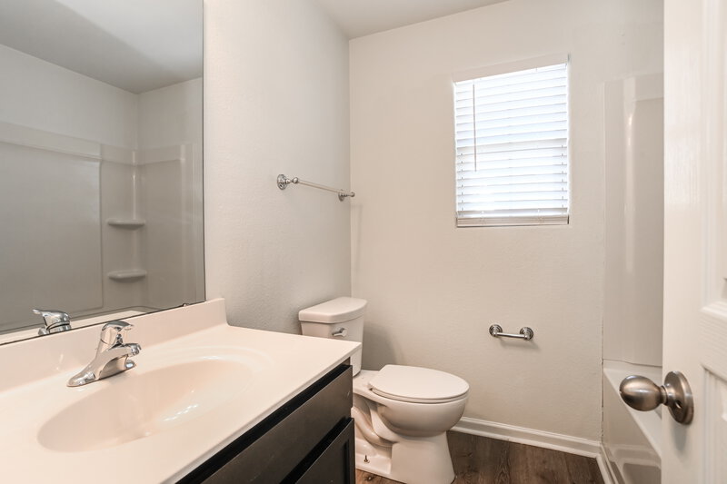 1,885/Mo, 4730 Opus Ln Charlotte, NC 28214 Bathroom View