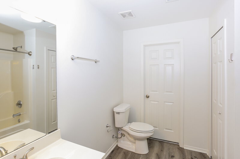 2,305/Mo, 9303 John Russell Road Charlotte, NC 28215 Main Bathroom View