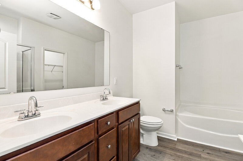2,385/Mo, 11125 Pond Valley Ct Charlotte, NC 28269 Primary Bathroom View