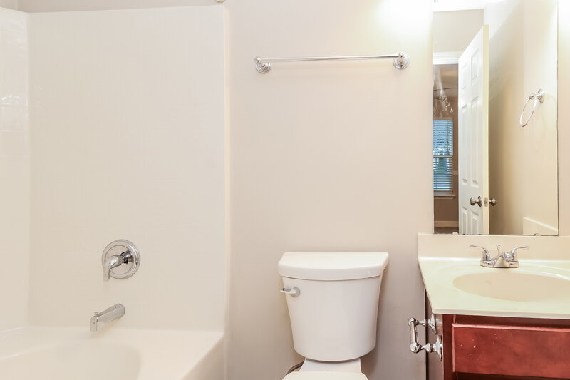 1,735/Mo, 515 River View Dr Lowell, NC 28098 Main Bathroom View