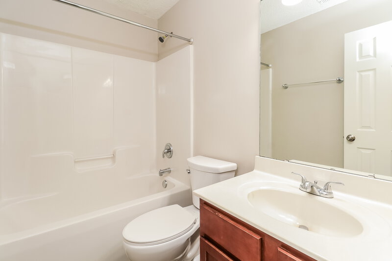 1,735/Mo, 515 River View Dr Lowell, NC 28098 Bathroom View