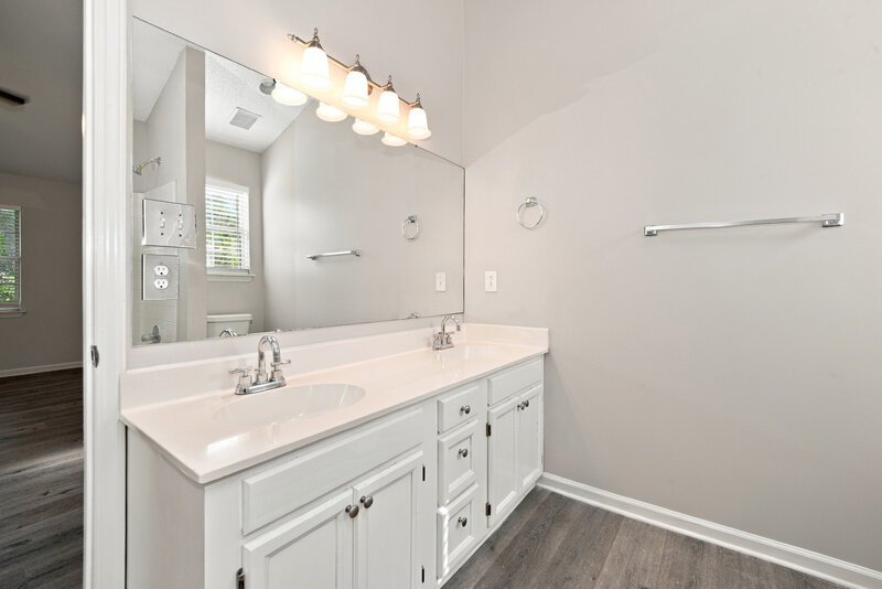 1,985/Mo, 7304 Hethersett Ln Charlotte, NC 28227 Primary Bathroom View