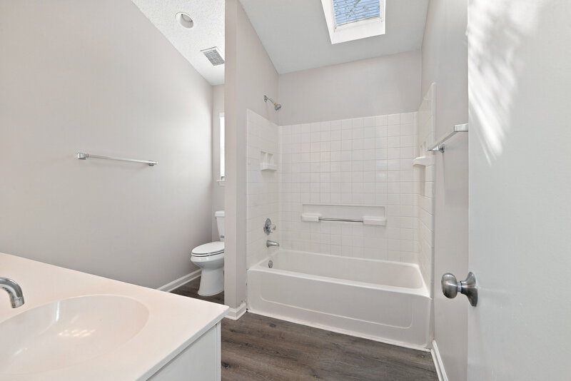 1,985/Mo, 7304 Hethersett Ln Charlotte, NC 28227 Primary Bathroom View 2