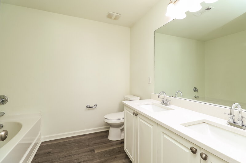 2,135/Mo, 2224 Gooseberry Road Charlotte, NC 28208 Main Bathroom View