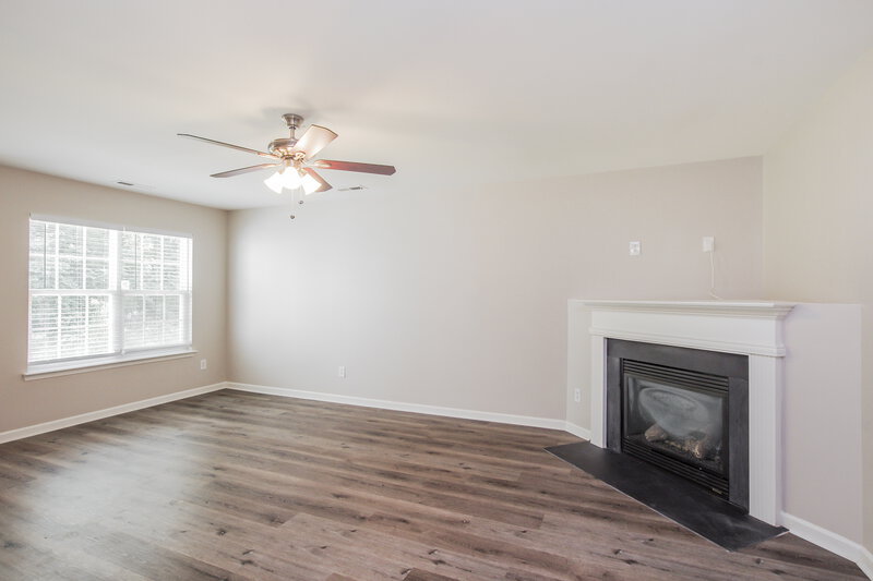 2,040/Mo, 3834 Pauline Ln Charlotte, NC 28216 Living Room View 2