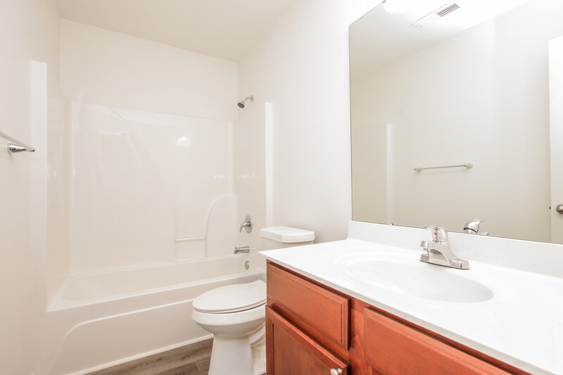 2,040/Mo, 3834 Pauline Ln Charlotte, NC 28216 Bathroom View
