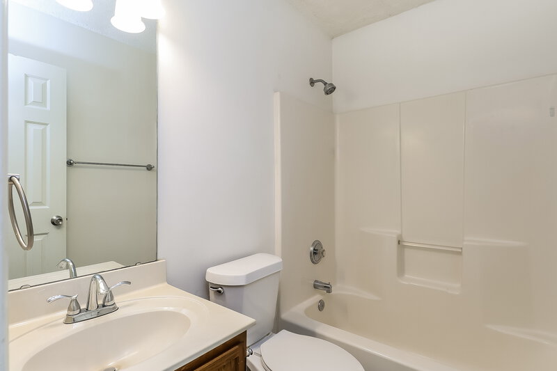 1,665/Mo, 1833 Cagney St Charlotte, NC 28262 Main Bathroom View