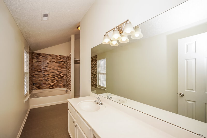 1,840/Mo, 922 Grassy Patch Ln Charlotte, NC 28216 Main Bathroom View