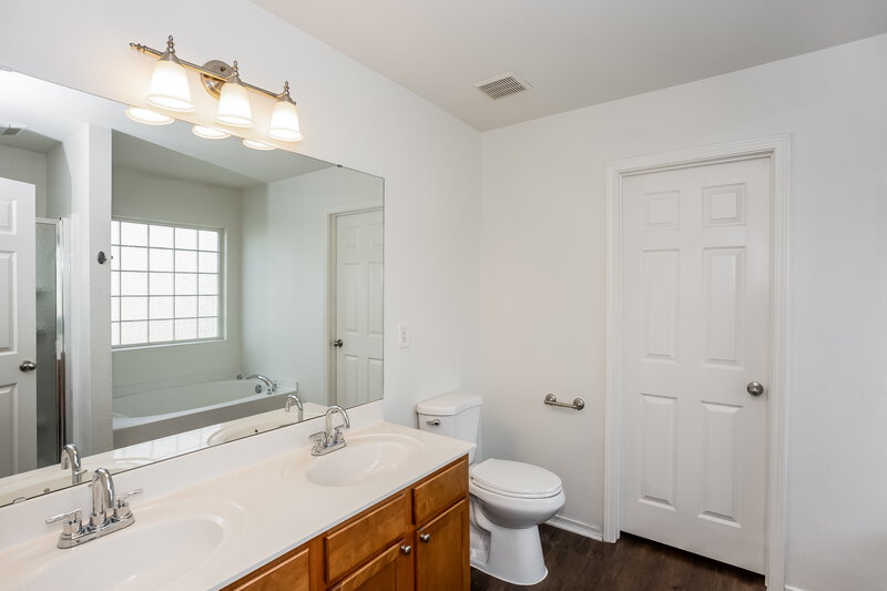 2,040/Mo, 910 Willow Wind Dr Gastonia, NC 28054 Main Bathroom View