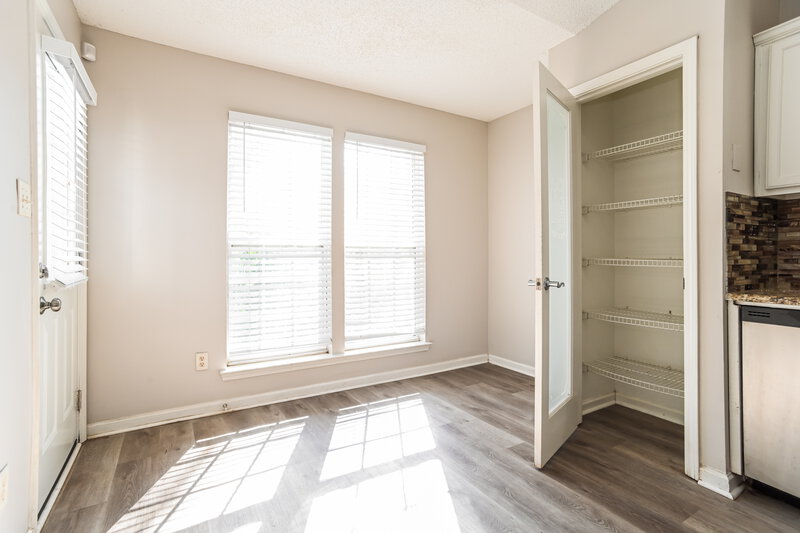 1,805/Mo, 1610 Royal Tree Ct Charlotte, NC 28216 Kitchen View