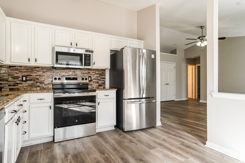 1,805/Mo, 1610 Royal Tree Ct Charlotte, NC 28216 Kitchen View 3