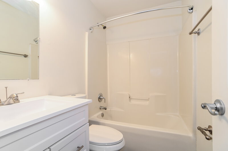 1,805/Mo, 1610 Royal Tree Ct Charlotte, NC 28216 Bathroom View