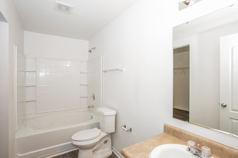 1,865/Mo, 1109 Swearngan Ridge Ct Charlotte, NC 28216 Main Bathroom View