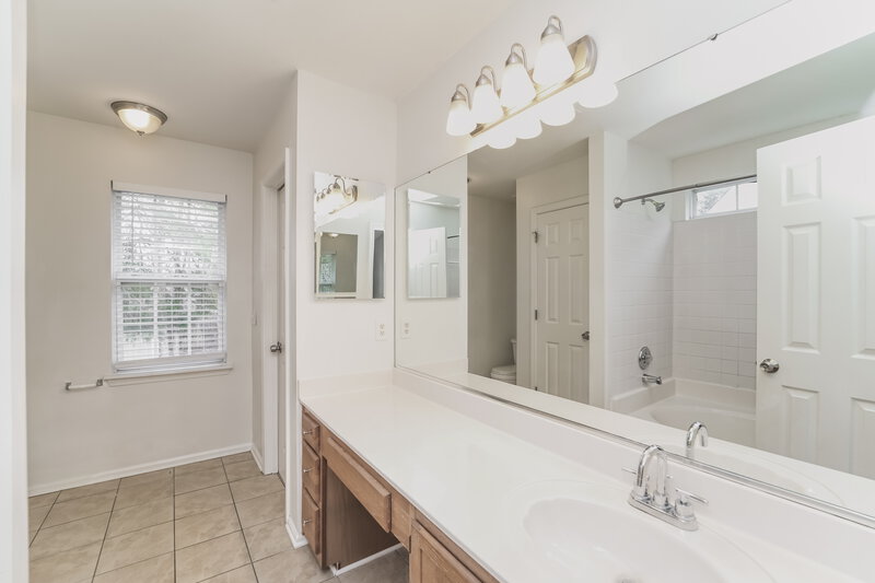 3,220/Mo, 5727 Hedgecrest Pl Charlotte, NC 28269 Main Bathroom View