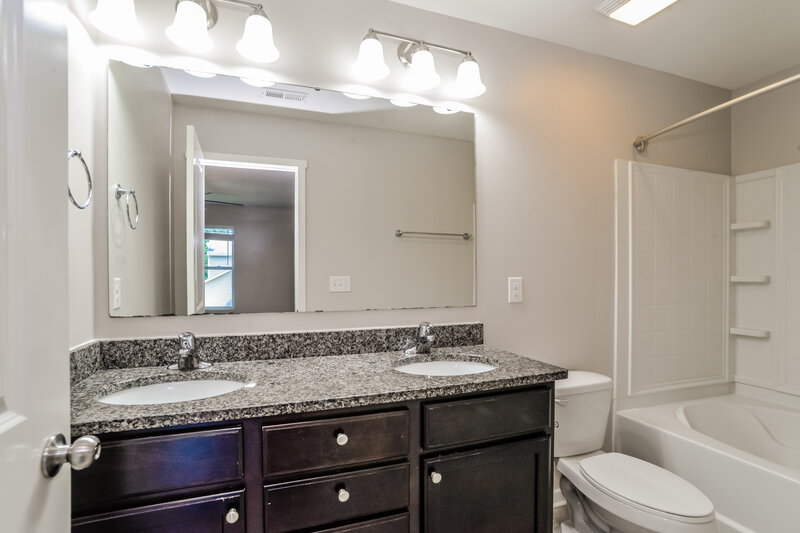 1,915/Mo, 1048 Joselynn Dr Gastonia, NC 28054 Main Bathroom View 2