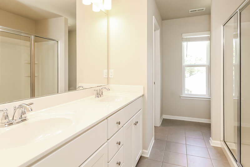 2,035/Mo, 3028 Hubbard Road Charlotte, NC 28269 Main Bathroom View