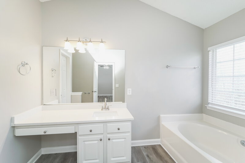 2,125/Mo, 2017 Southwind Dr Charlotte, NC 28216 Main Bathroom View