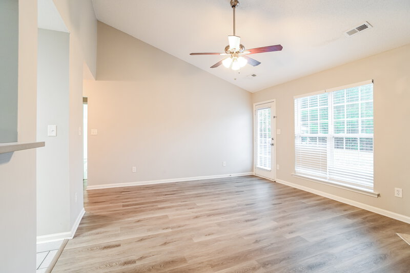 1,715/Mo, 8248 Fox Swamp Rd Charlotte, NC 28215 Living Room View 2