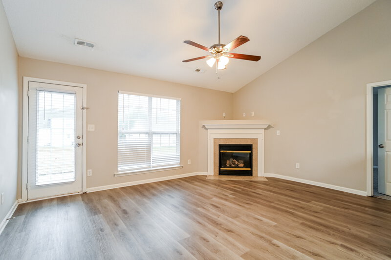 1,715/Mo, 8248 Fox Swamp Rd Charlotte, NC 28215 Living Room View 3