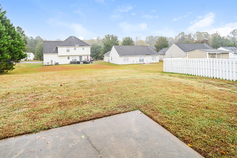 1,715/Mo, 8248 Fox Swamp Rd Charlotte, NC 28215 Backyard View