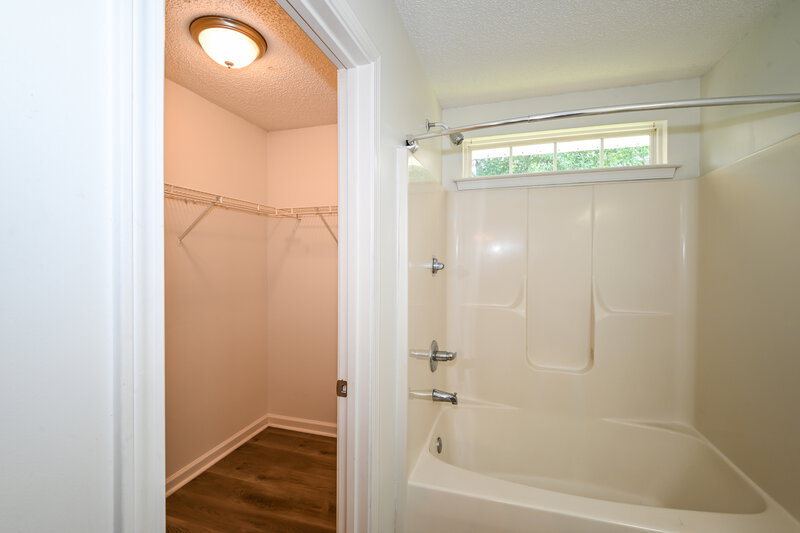 2,280/Mo, 7425 Saddle Trail Ln Charlotte, NC 28269 Main Bathroom View 2