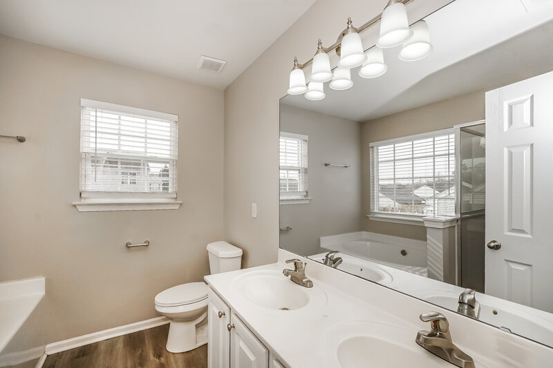 1,885/Mo, 1117 Ametrine Ln Dallas, NC 28034 Main Bathroom View