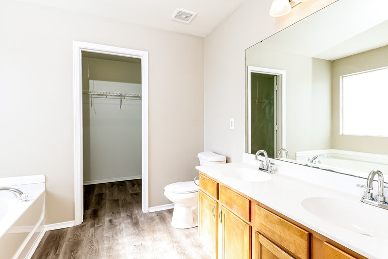 1,975/Mo, 4611 Meadowfield Rd Charlotte, NC 28215 Main Bathroom View