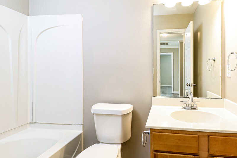 1,975/Mo, 4611 Meadowfield Rd Charlotte, NC 28215 Main Bathroom View 2