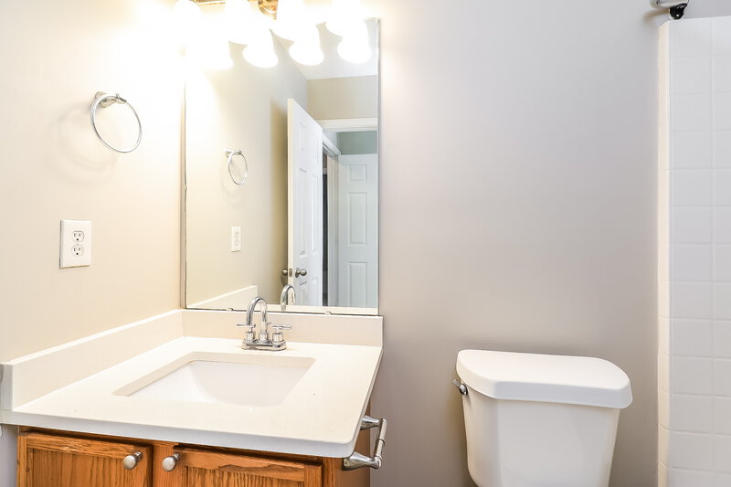 1,870/Mo, 4834 Hopewood Lane Charlotte, NC 28216 Main Bathroom View