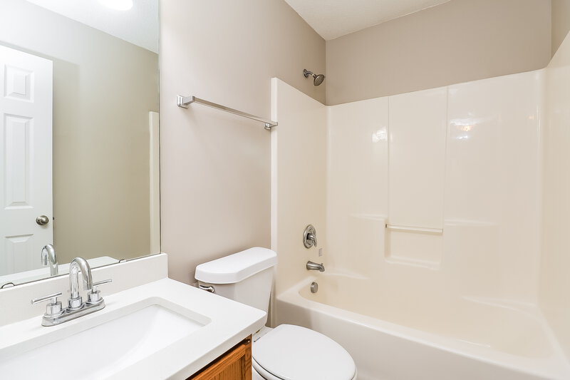 1,870/Mo, 4834 Hopewood Lane Charlotte, NC 28216 Main Bathroom View 2