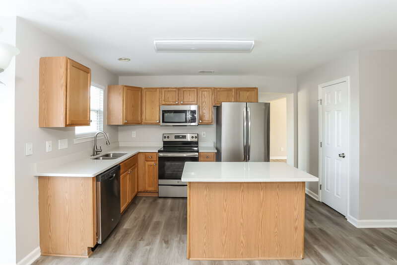 2,215/Mo, 14219 Riding Hill Ave Charlotte, NC 28213 Kitchen View 2