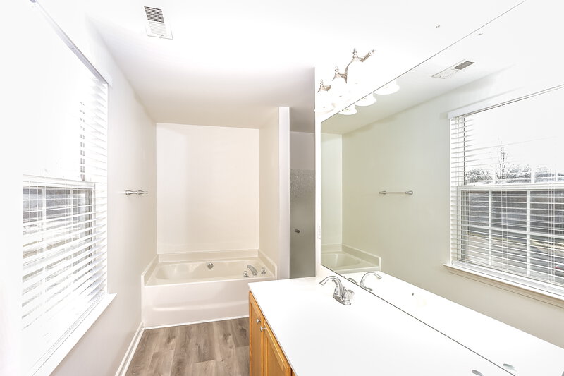 2,215/Mo, 14219 Riding Hill Ave Charlotte, NC 28213 Main Bathroom View