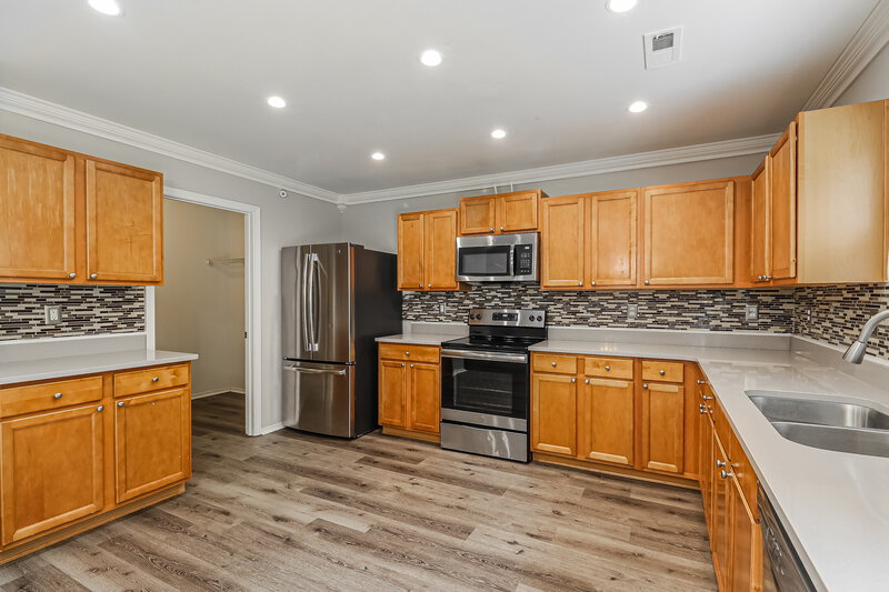 2,570/Mo, 3626 Larkhaven Village Dr Charlotte, NC 28215 Kitchen View 2