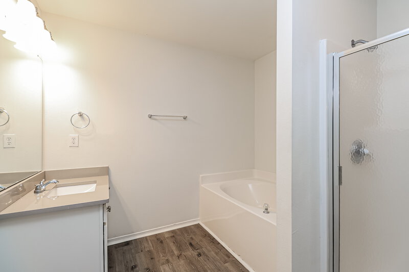 2,570/Mo, 3626 Larkhaven Village Dr Charlotte, NC 28215 Main Bathroom View