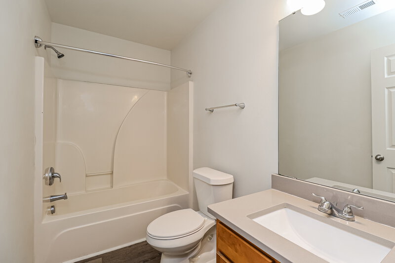 2,570/Mo, 3626 Larkhaven Village Dr Charlotte, NC 28215 Main Bathroom View 2