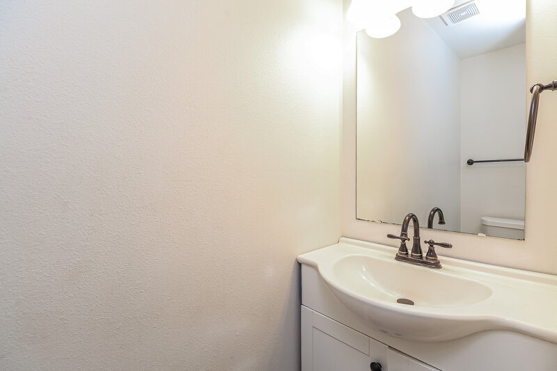 2,570/Mo, 3626 Larkhaven Village Dr Charlotte, NC 28215 Bathroom View