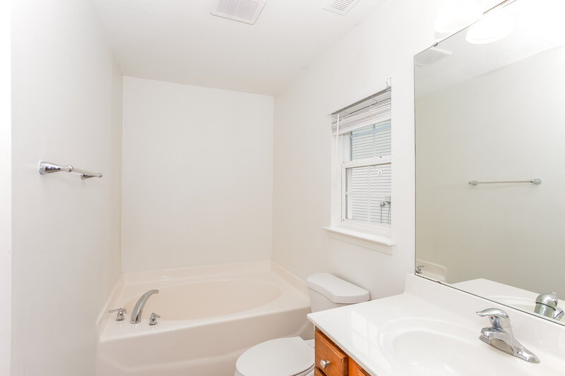 1,870/Mo, 1209 Willow Bridge Ct Charlotte, NC 28216 Main Bathroom View